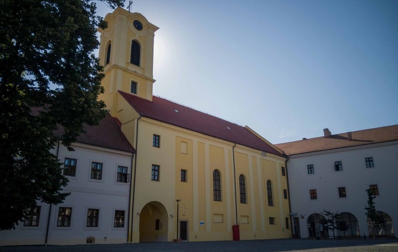 Locuitorii din Oradea, terorizați de călugării albi care bat clopotele de 300 de ori pe zi, fac reclamație la DSP: „Nu mai rezistăm”