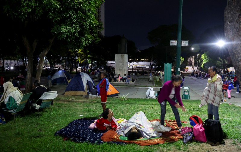 Imagini tulburătoare după cutremurele de 7,2 și 7,5 din Venezuela! Mii de oameni își petrec noaptea în parcuri și piețe