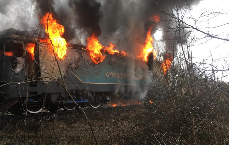 Locomotivă în flăcări, în Caraş-Severin. Trafic feroviar blocat între Timișoara și București