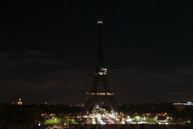 Luminile Turnului Eiffel din Paris s-au stins joi seară, în semn de omagiu pentru regină. Foto: Hepta