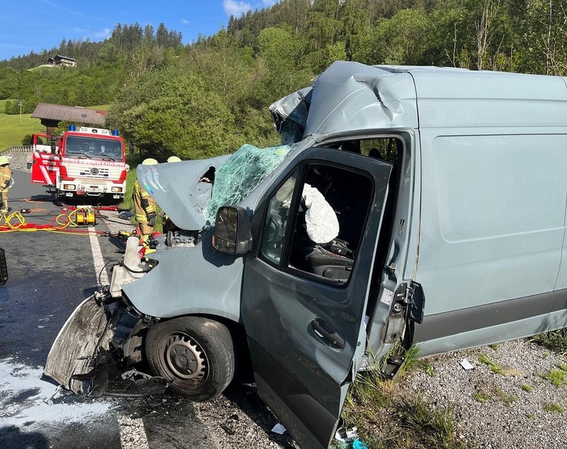 Imagini teribile de la accidentul în care pasagerii din două dube au murit, în Austria. Unul era român și avea doar 19 ani