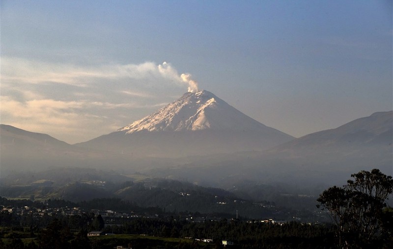 Unul dintre cei mai periculoși vulcani din lume a erupt în Ecuador, emanând nori de cenușă în atmosferă