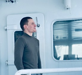 Renat Besolov s-a născut în Chișinău, are 26 de ani și de 6 ani cutreieră apele din Marea Barents pe nave de pescuit crabi