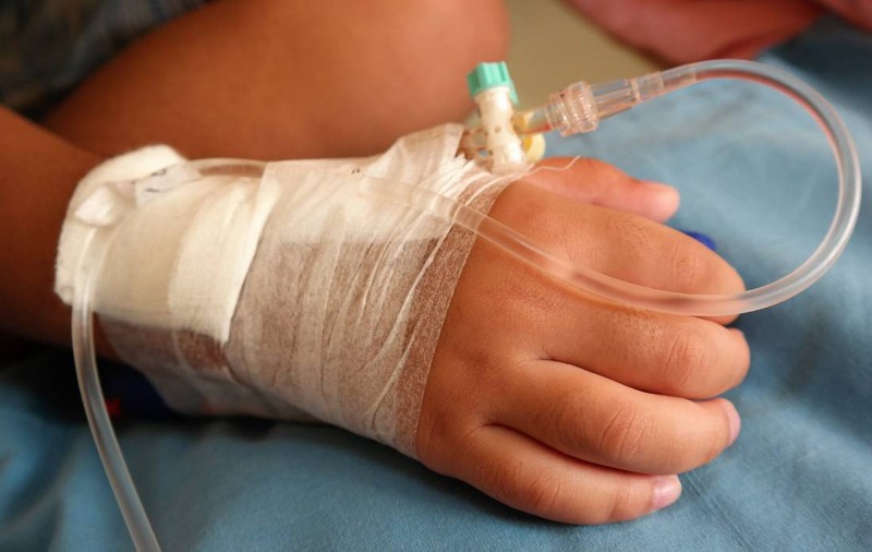 O mamă a căzut peste fetița ei de 8 luni, când a alunecat pe pista aeroportului din Cluj. Bebelușul a ajuns la spital: „Hainele erau toate murdărite de un ulei negru”
