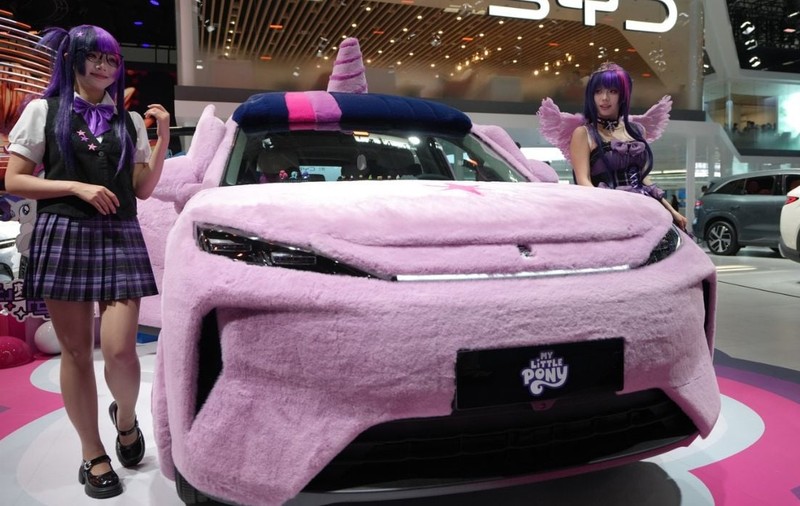 Cum arată cea mai pufoasă și drăgălașă mașină din lume: noul BYD cu tapițerie plușată și tematică „My Little Pony” a cucerit Beijingul