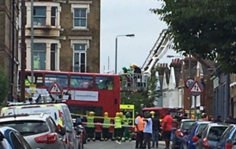 VIDEO | Un autobuz supraetajat a intrat într-un magazin din Londra. Mai multe persoane au fost rănite