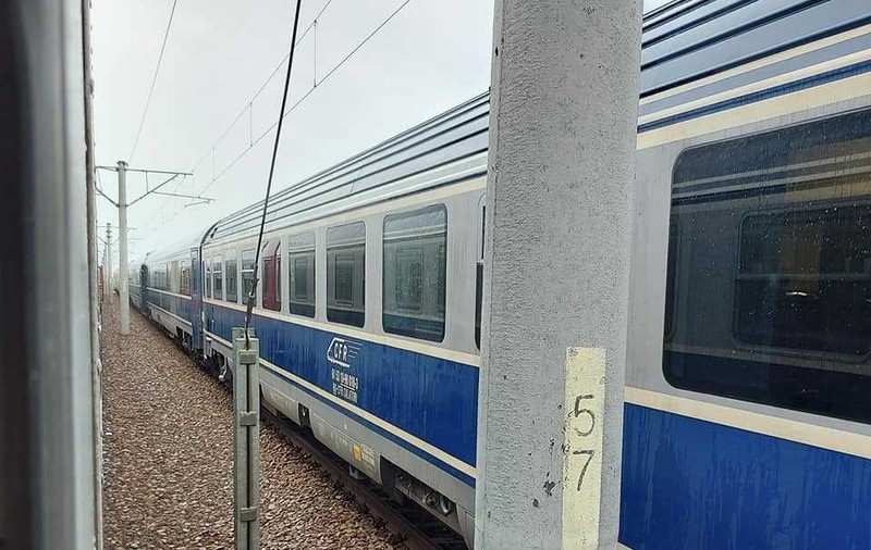Incident feroviar grav: un tren de călători și unul de marfă au intrat pe aceeași linie. Trafic blocat între staţiile Drăgăneşti Olt şi Fărcaşele