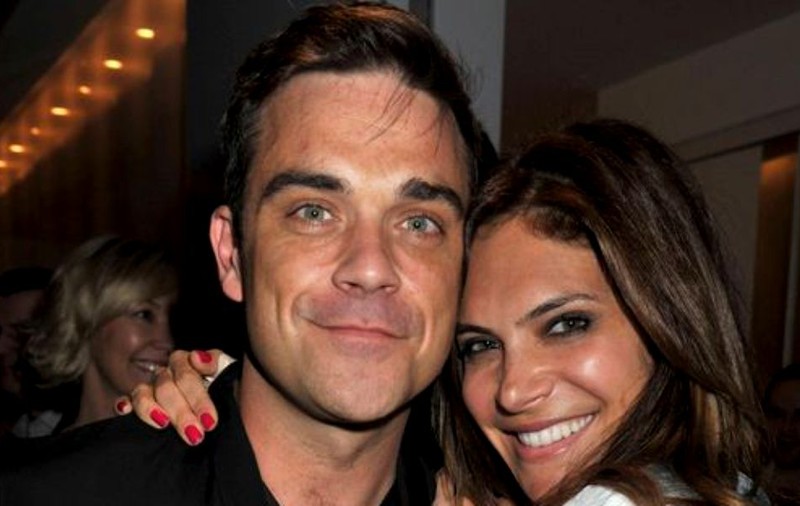 FOTO | Robbie Williams şi soţia sa au devenit părinţii unei fetiţe cu ajutorul unei mame surogat