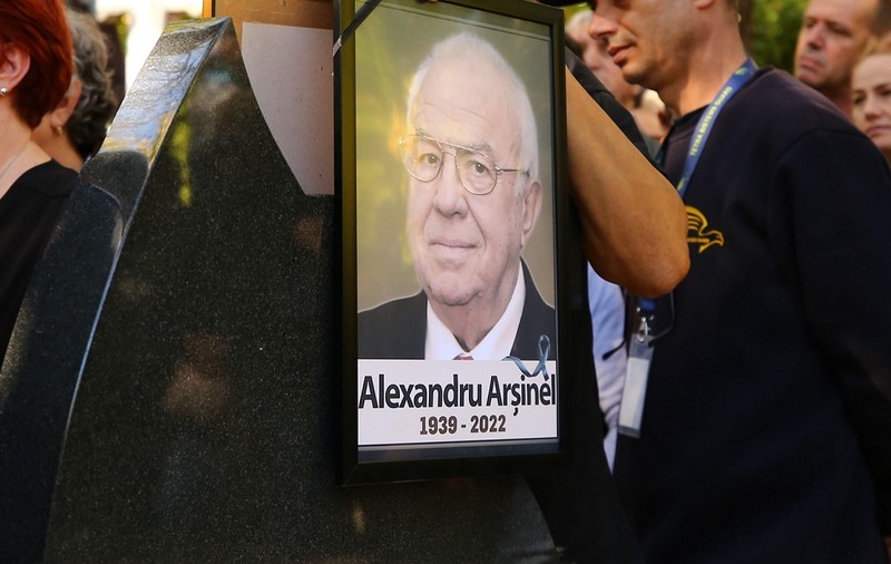 Alexandru Arşinel a fost înmormântat duminică la Cimitirul Bellu. 300 de persoane l-au condus pe actor pe ultimul drum