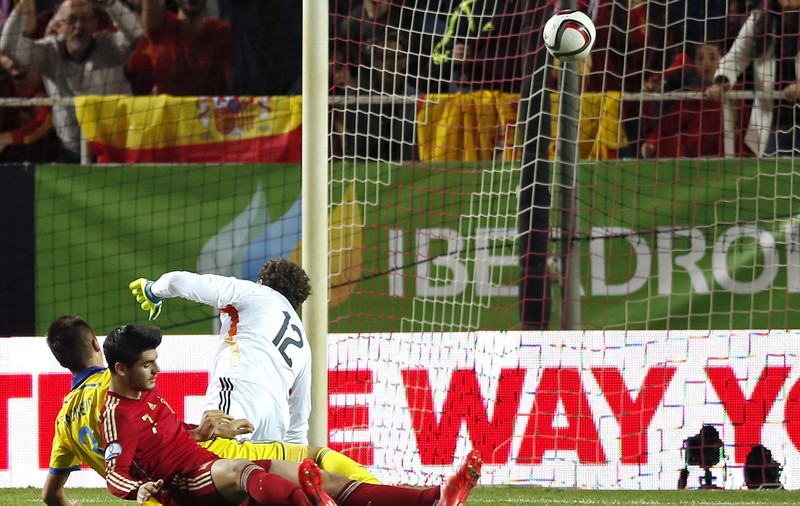 Preliminarii Euro 2016, etapa a 5-a: Spania - Ucraina 1-0, Anglia - Lituania 4-0. Partida Muntenegru - Rusia s-a întrerupt după 90 de secunde, după ce portarul rușilor a fost lovit în cap cu o petardă! În repriza secundă, meciul a fost abandonat. Toate rezultatela fost abandonată / VIDEO
