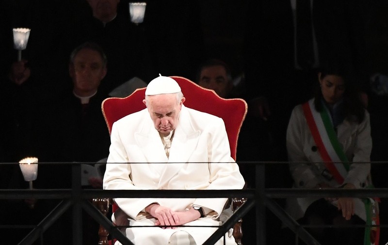 Papa Francisc a condus Drumul Crucii în jurul Colosseumului. I-a cerut iertare lui Dumnezeu pentru scandalurile de abuz sexual din Biserica Catolică
