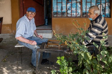 În sat, oamenii jură că nu știu nimic, iar viața merge înainte, netulburată