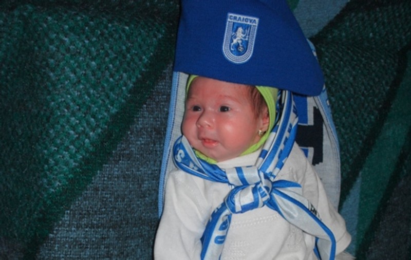 Uite-o pe bebeluşa care ţine cu Craiova!