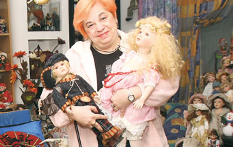 Are 400 de păpuşi în casă