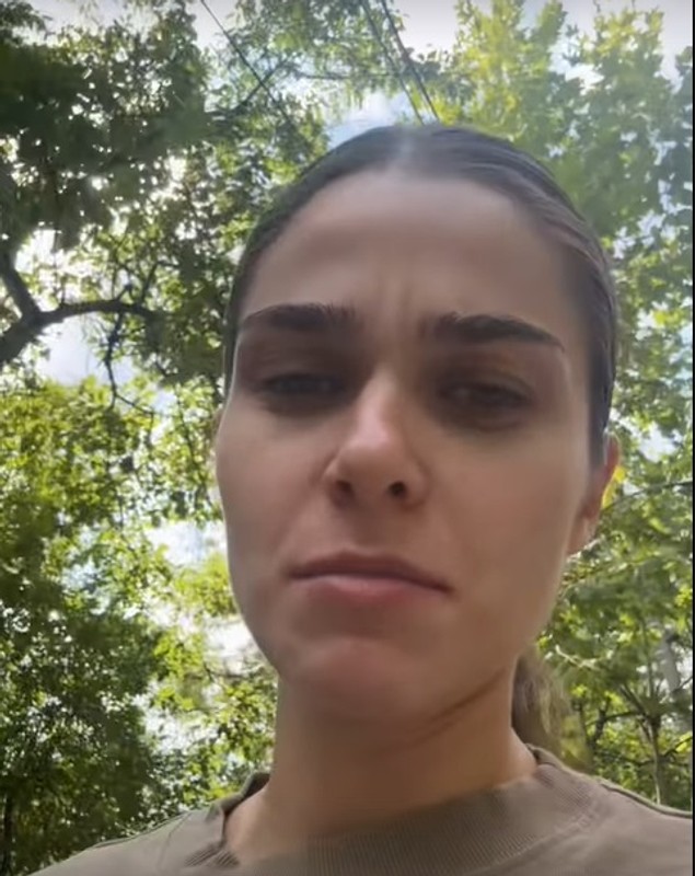 Ce face Theo Rose duminică dimineața, după ce sâmbătă noapte a cântat: „M-am trezit fixată! Și mă duc pe jos, am și blugi lungi pe mine”