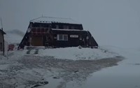 Cabană acoperită de zăpadă