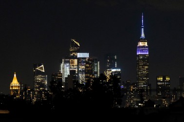 Empire State Building din New York a fost iluminat în culorile purpuriu şi argintiu pentru a onora viața reginei Elisabeta a II-a. Foto: Profimedia