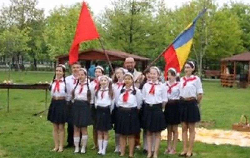 ”Mulţumim din inimă Partidului”! Primarul Piedone, în mijlocul unui grup de pionieri, fluturând steagul PCR | VIDEO 