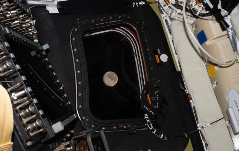 Luna, văzută prin geamul capsulei Orion în timpul misiunii NASA Artemis 2.