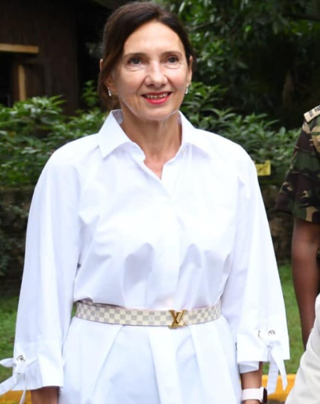 Ținuta purtată de Carmen Iohannis în safari, în Kenya. Și-a accesorizat-o cu o curea de 2.200 de lei, de la un brand de lux