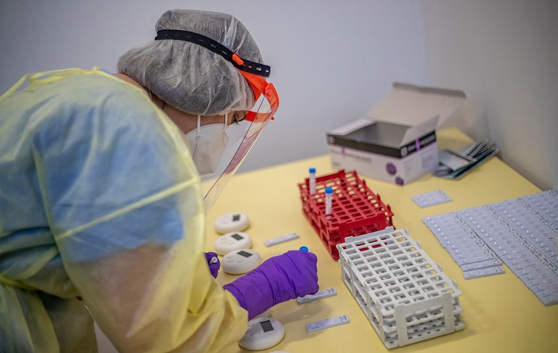 Regatul Unit caută o persoană care a adus în țară tulpina braziliană de COVID, mai rezistentă la vaccinuri