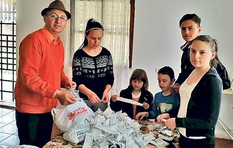 Așa se câștigă la loterie! Familia Lungu a strâns peste 1.000 de bonuri. Câte au fost câștigătoare?