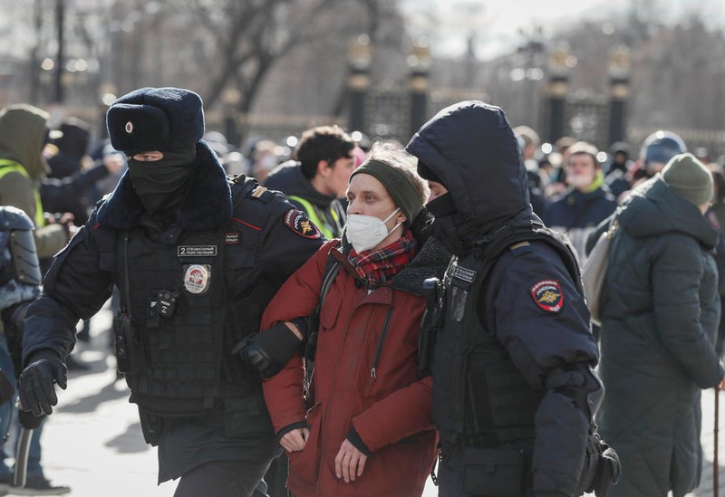 Protestatar arestat la Moscova în timpul unui protest antirăzboi | Foto: EPA