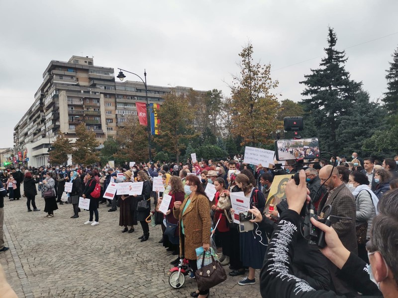 Protest în fața Mitropoliei Moldovei și Bucovinei