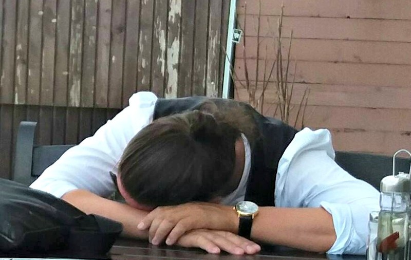FOTO EXCLUSIV | Munca la ”Ferma Vedetelor” și un chef cu Dan Bittman l-au răpus! Vasile Calofir a adormit într-o cârciumă
