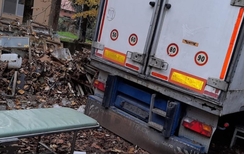 Pacient mort de COVID, ţinut în remorca unui TIR, în spatele spitalului din Lugoj, printre gunoaie