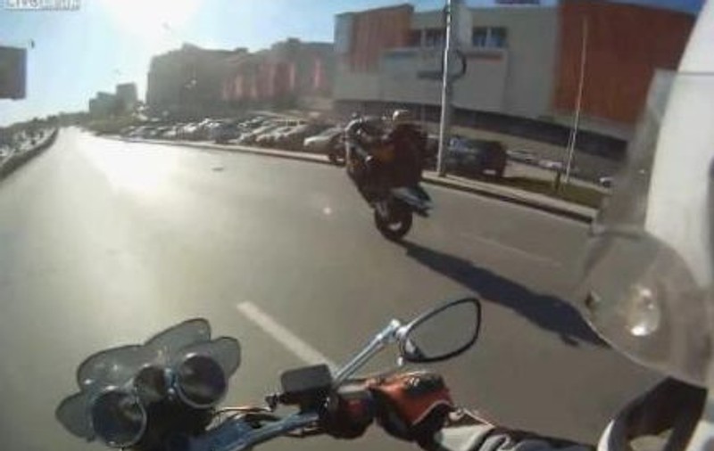 Un motociclist a vrut să facă pe viteazul şi a comis-o într-un mare fel! | VIDEO