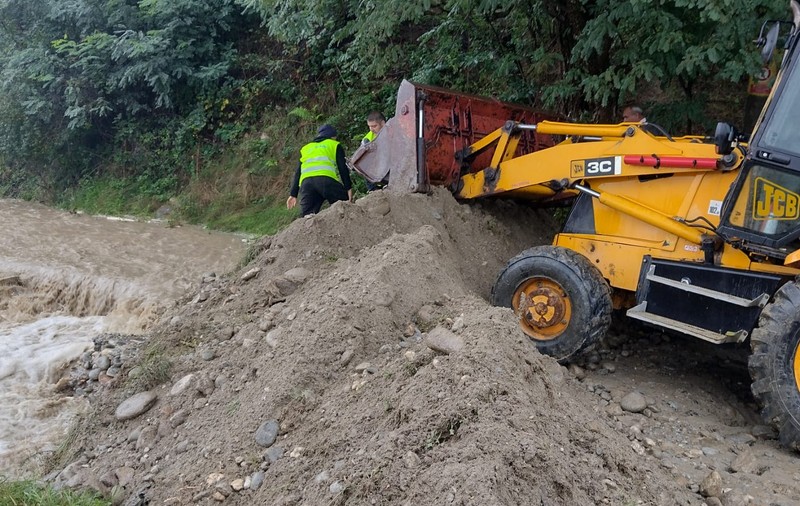 Intervenţie a Administraţiei Bazinale de Apă Jiu, după ce râul Gilort a ieşit din albie  | VIDEO