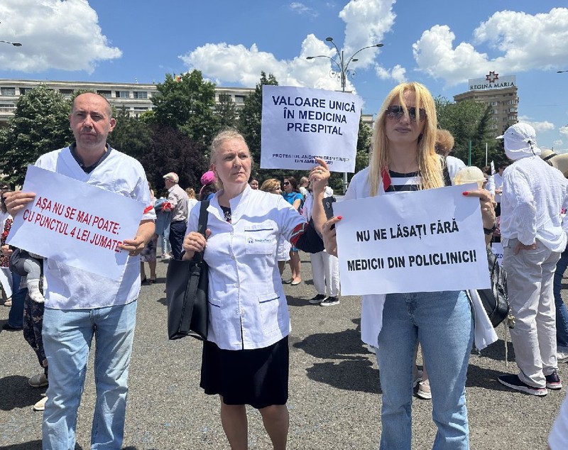 Protest al medicilor din cadrul ambulatoriilor de specialitate în fața Guvernului. Ce nemulțumiri au