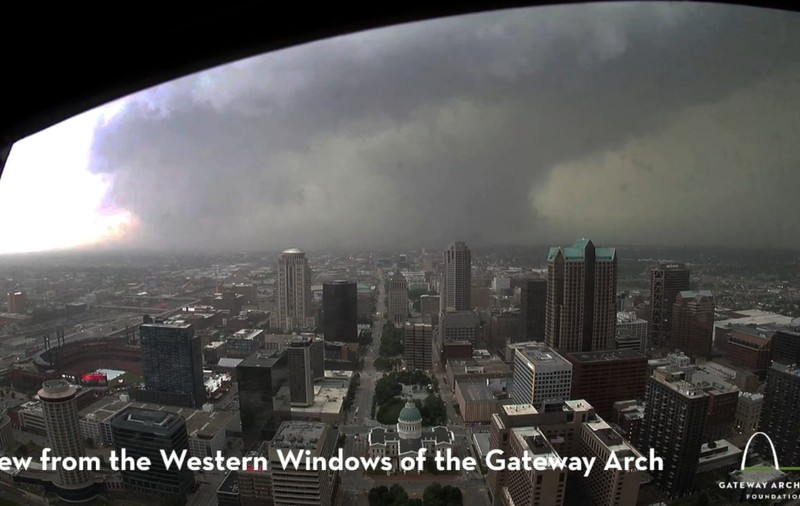Momentul în care o tornadă uriașă smulge ultimul etaj al unei clădiri rezidențiale din Missouri. Cel puțin 5 oameni au murit și mii de case au fost distruse I VIDEO  