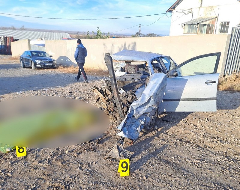 Un tată și fiica lui de 16 ani sunt doi dintre cei trei oameni morți în accidentul de la Independența. În mașina ruptă în două era și un băiat de 19 ani
