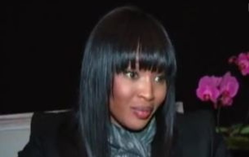 Video / Naomi Campbell loveşte tot ce prinde!
