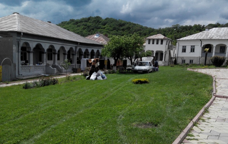 A LUAT-O PĂMÂNTUL LA VALE în curtea mănăstirii! Mai multe măicuţe au fost mutate din chiliile lor | FOTO