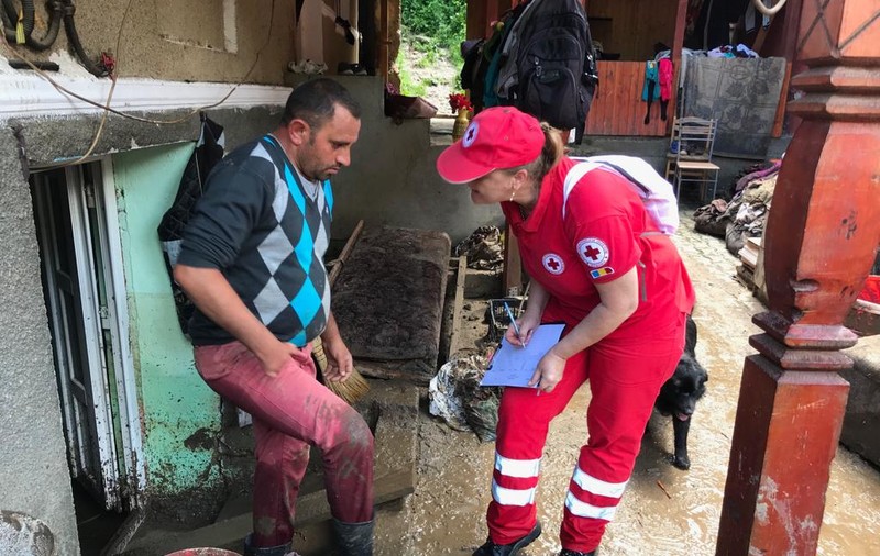 Crucea Roşie oferă ajutoare în două judeţe afectate de inundaţii. Au fost donate materiale de primă necesitate