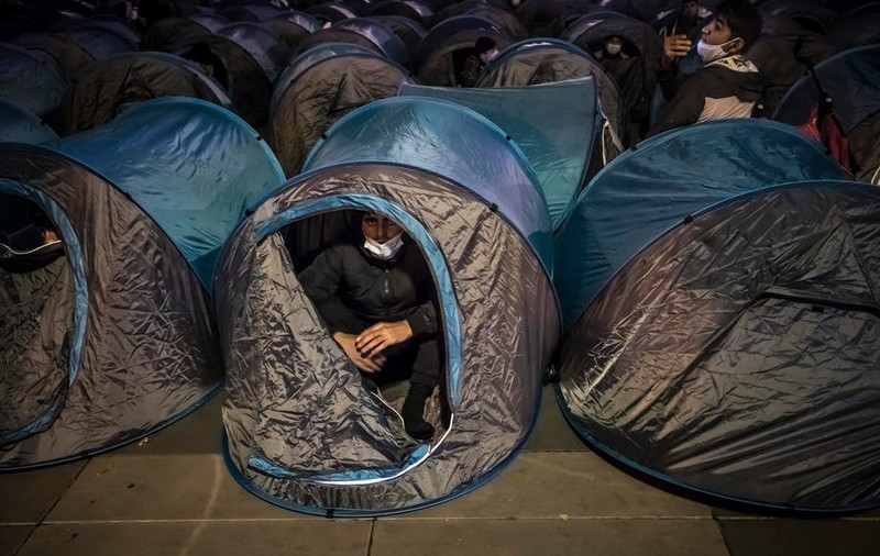 „Pentru 15.000 de euro ajungeţi în UE şi stați în cort”. Cum încearcă Lituania să descurajeze migranții