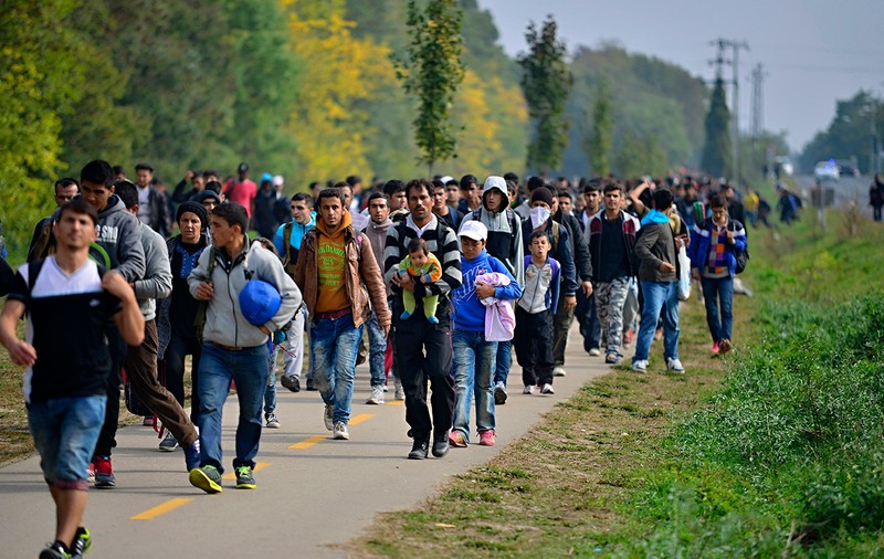 Focuri de armă la graniţa Serbiei cu Ungaria: Zeci de migranţi au încercat să forţeze intrarea în UE