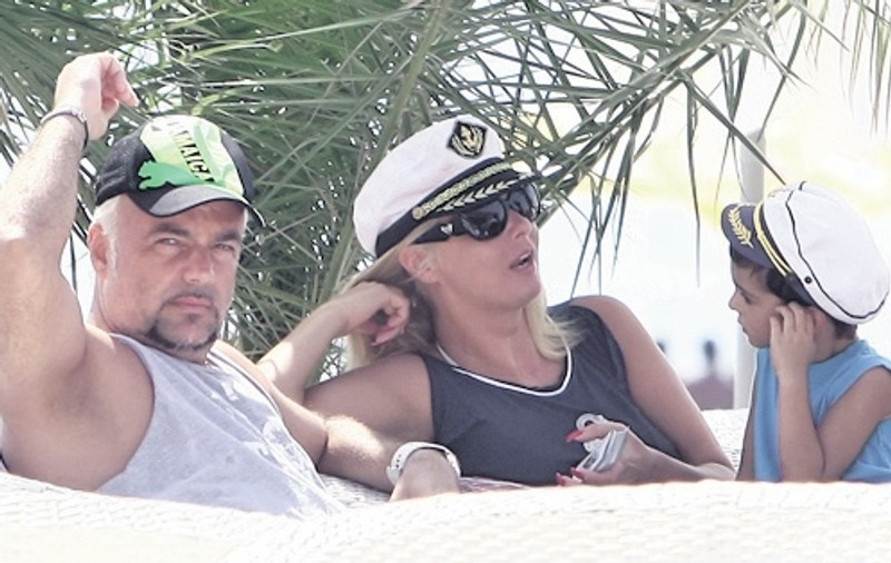 Adrian Enache şi Iuliana Marciuc, cu băiatul la mare