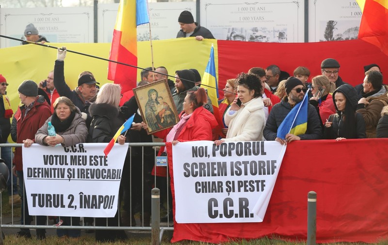 Călin Georgescu i-a chemat la București să protesteze în numele lui, iar el a plecat din țară. Primele imagini cu susținătorii ajunși în Capitală