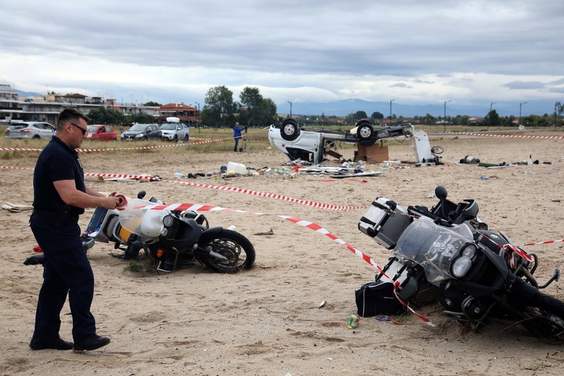 Nici motocicletele aflate pe plajă nu au scăpat de efectele vremii extreme