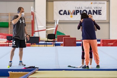 Primul gest al Larisei la intrarea în sala de antrenament a fost să-şi îmbrăţişeze antrenoarea