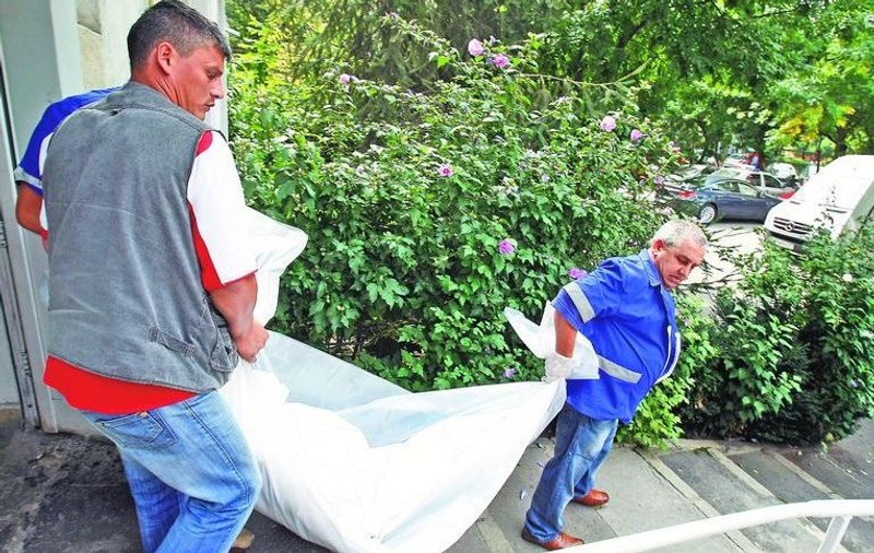 Şi-a sugrumat soţia şi s-a sinucis?