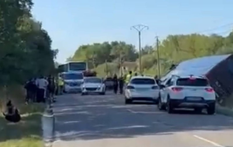 Autocarul plin cu români plecați la cules de struguri în Bordeaux s-a răsturnat pe o șosea din Franța