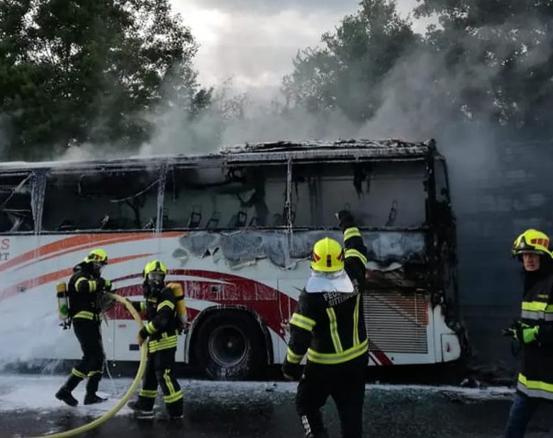 Un autocar cu 49 de români a fost mistuit de flăcări pe o autostradă din Austria. UPDATE MAE: "Oamenii sunt în afara oricărui pericol"