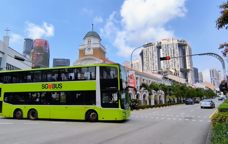 vedere a unui autobuz cu etaj pe drumul care aparține SBS (Singapore Bus Service)