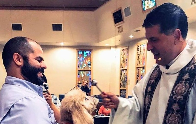 FOTO | O biserică din SUA organizează slujbe pentru câini: "De ce nu ar fi bineveniţi în casa Domnului?"