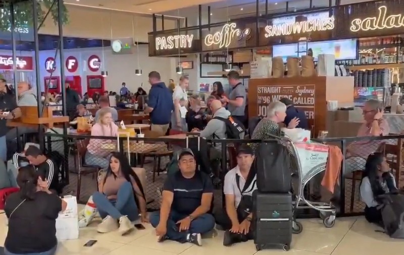 Coșmar logistic cu mii de oameni blocați: nimeni nu iese și nimeni nu intră pe aeroportul din Dubai. „Momentan, nu se pleacă”